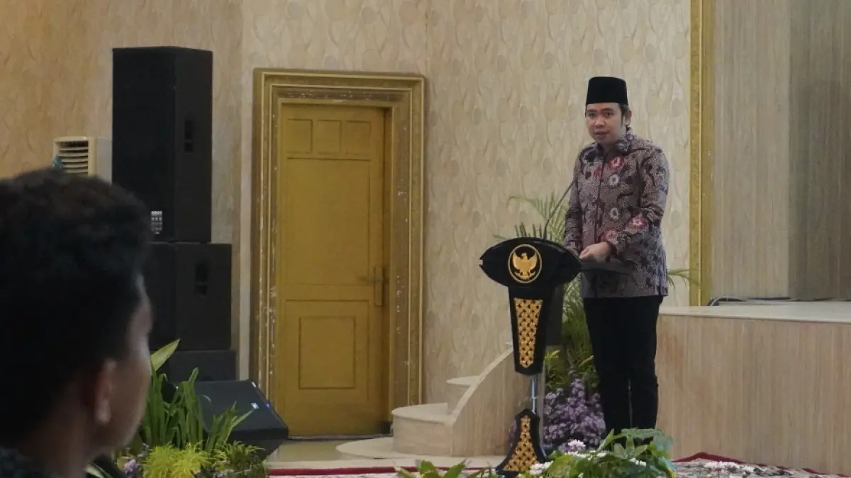 Gus Fawait memberi paparan saat giat Sosialisasi Penyaluran Bantuan Pangan periode Februari-Maret 2026, di Pendapa Wahyawibawagraha Jember, Kamis (26/03/2026) petang. (Maulana/JPRJ)