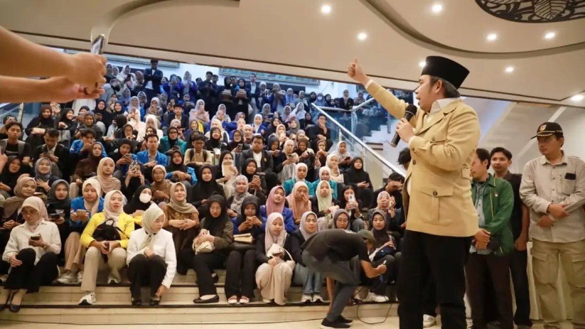 Gus Fawait saat berorasi di hadapan mahasiswa calon penerima beasiswa kuliah, di ruang lobi, Kantor Pemkab Jember, Sabtu (28/03/2026). (Dok. Gus Fawait)