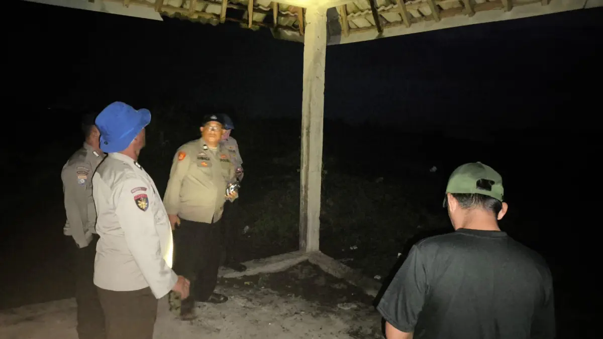 LAKUKAN PENCARIAN: Anggota Satpolair Polres Jember bersama keluarga korban saat melakukan pencarian disekitar lokasi korban hanyut aliran sungai Bondoyudo, Dusun Bulurejo, Desa Paseban, Kevamatan Kencong Jember