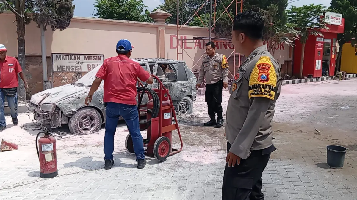 Mobil tua kebakaran di SPBU Sempolan Jember (Polsek Silo)