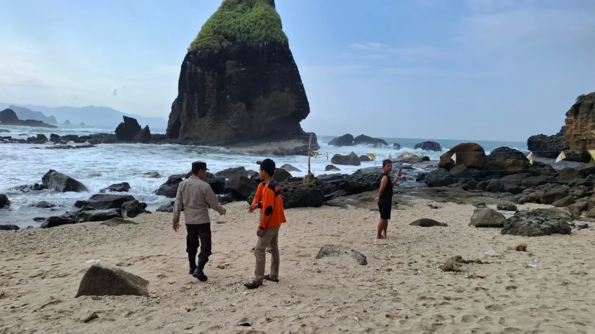 POLSEK WULUHAN
PERINGATAN KE WISATAWAN: Kepolisian hingga Tim SAR memperingatkan bahaya ombak di Pantai Papuma. Sebab, sudah ada wisatawan dari Cianjur yang hilang terseret ombak.