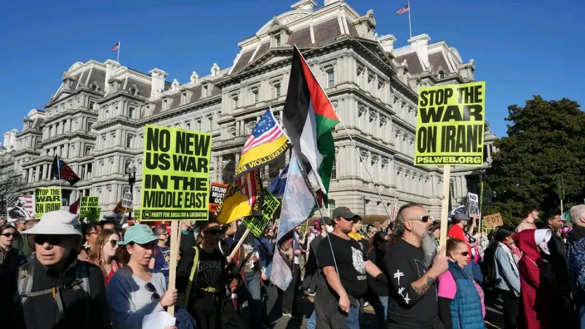 Ribuan demonstran berkumpul di dekat Gedung Putih dan situs D.C. lainnya untuk memprotes setelah Israel dan Amerika Serikat melancarkan serangan terhadap Iran. Beberapa pengunjuk rasa memegang tanda-tanda yang berbunyi, "Tidak ada bom di Iran" dan "Tidak ada Perang AS Baru di Timur Tengah. (Dok. AFP)