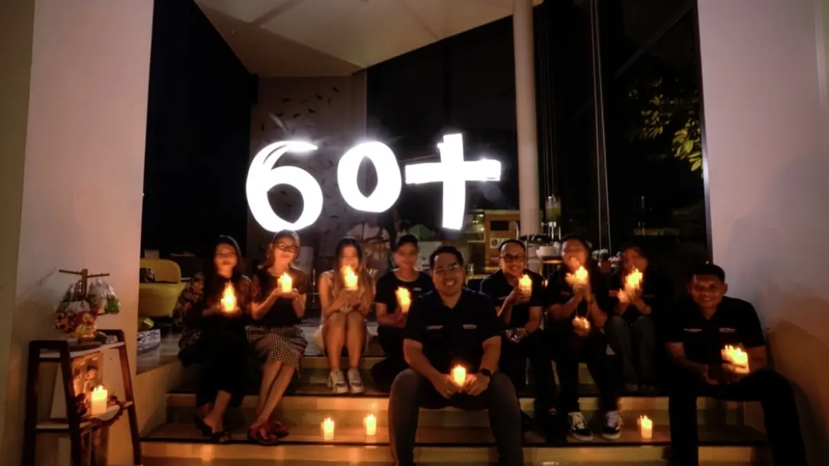 ATAS: Foto bersama staff Aston Inn Lumajang dengan para influencer dan media.

