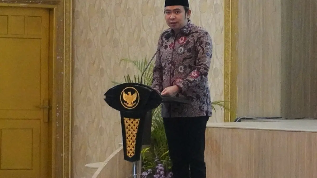 BERI PAPARAN: Gus Fawait memberi paparan saat giat Sosialisasi Penyaluran Bantuan Pangan periode Februari-Maret 2026, di Pendapa Wahyawibawagraha Jember, Kamis (26/03) petang. (MAULANA/RADAR JEMBER)