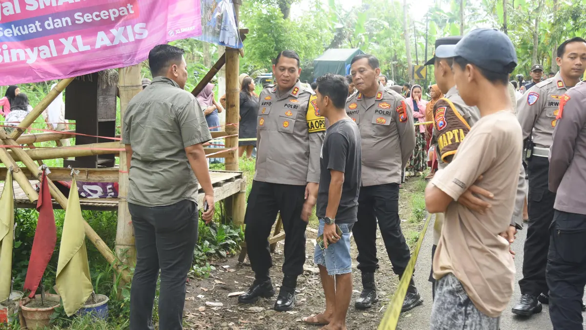 DITELUSURI: Kapolres Bondowoso AKBP Dr Aryo Dwi Wibowo bersama sejumlah jajaran, mendatangi lokasi penemuan mayat bayi, 19 Maret lalu.