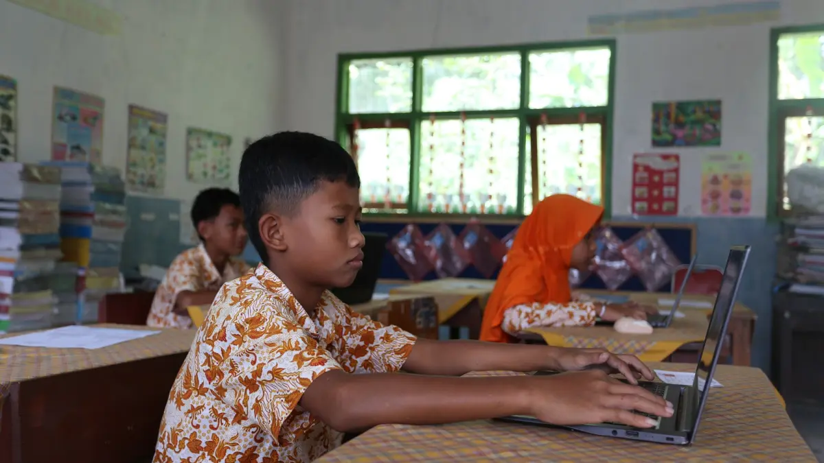 FOKUS: Siswa SDN 02 Badean di Kecamatan Bangsalsari Jember mengikuti simulasi TKA dengan meminjam Laptop Guru. (YULIO FA/RADAR JEMBER)