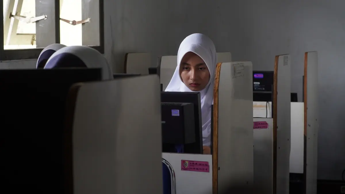 FOKUS: Siswa SMPN 2 Jember menjalani gladi bersih TKA di laboratorium komputer, Selasa (10/3). Pada hari pertama, terjadi eror server pusat, sehingga serentak TKA tak dapat dilakukan. (SIDKIN ALI/RADAR JEMBER)