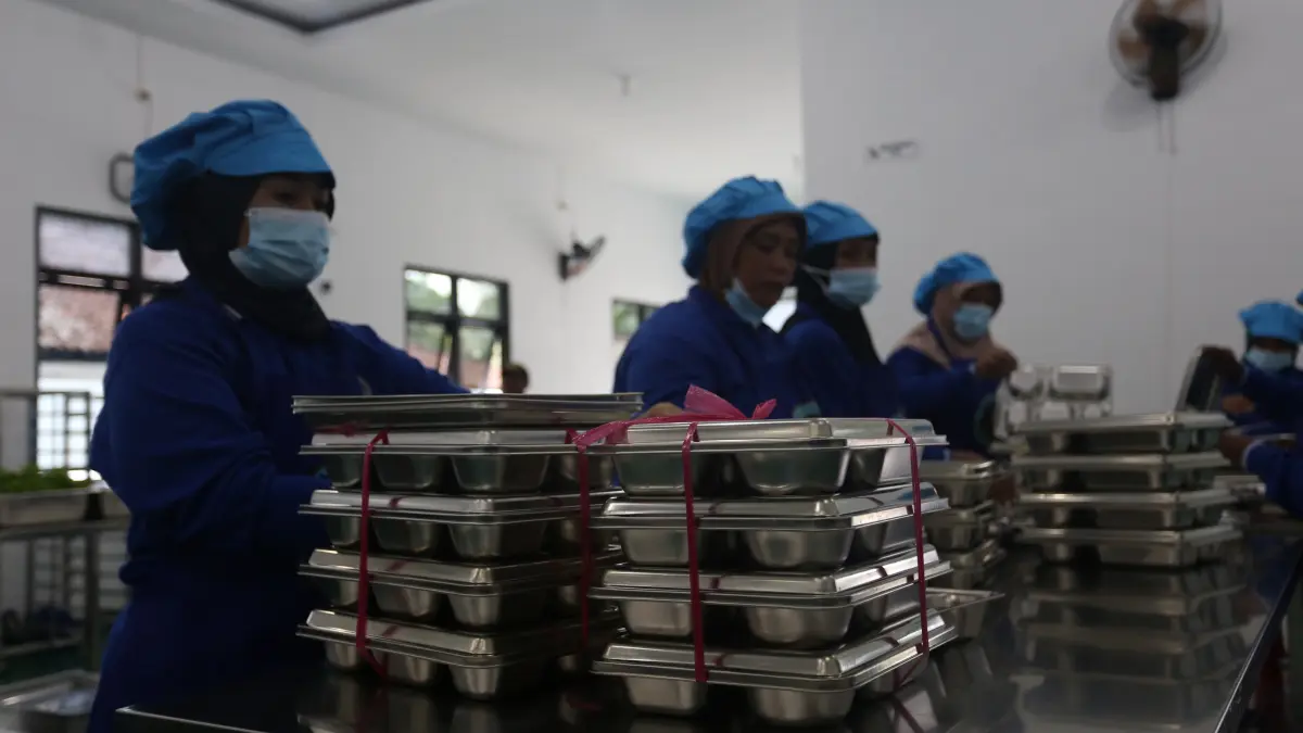 Dapur MBG di Tempurejo, Jember. Program MBG yang biasanya mengikuti hari sekolah efektif selama lima hari, dipastikan akan disalurkan hingga hari Sabtu di wilayah-wilayah 3T. (M ADHI SURYA/RADAR JEMBER