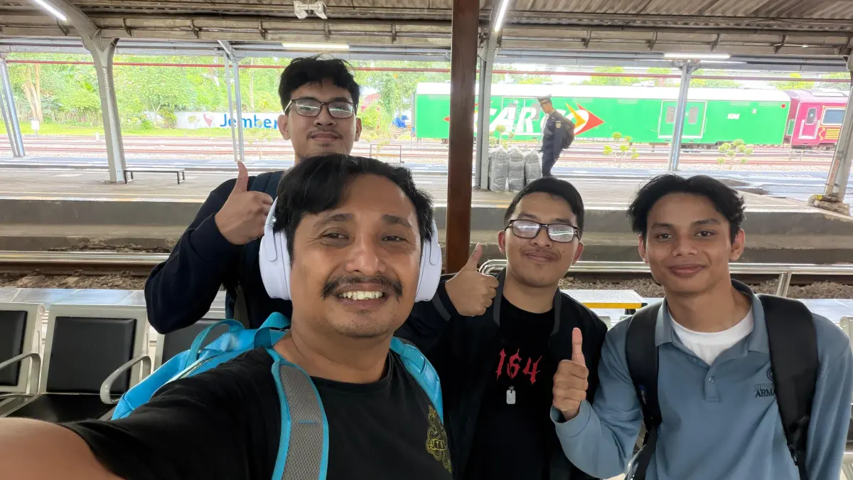 MUDIK KE JEMBER: Imam Santoso (depan) bersama tiga mahasiswanya saat berselfie bersama di ruang tunggu Stasiun Jember hendak kembali ke Bandung (21/3).