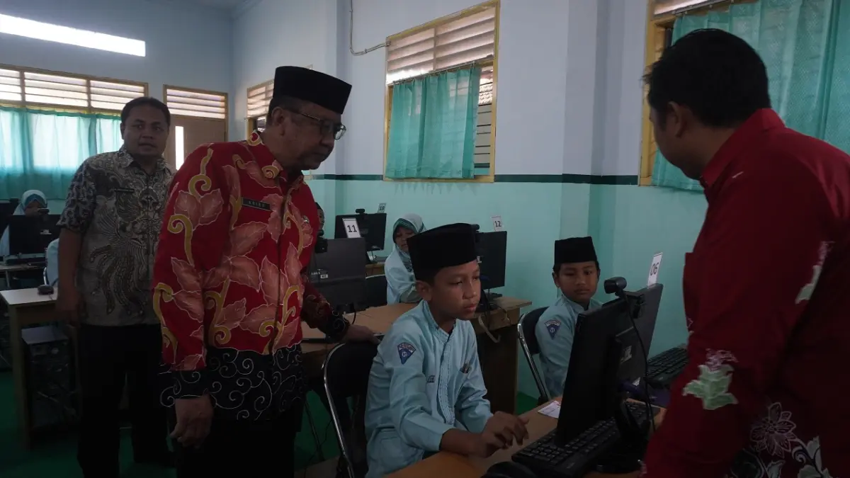SIAP MENGERJAKAN: Pelaksanaan gladi bersih Tes Kemampuan Akademik (TKA) jenjang SD Al Baitul Amien Jember, beberapa waktu lalu. Nilai TKA dapat digunakan untuk mendaftar sekolah lanjutan di jalur prestasi. (SIDKIN ALI/RADAR JEMBER)
