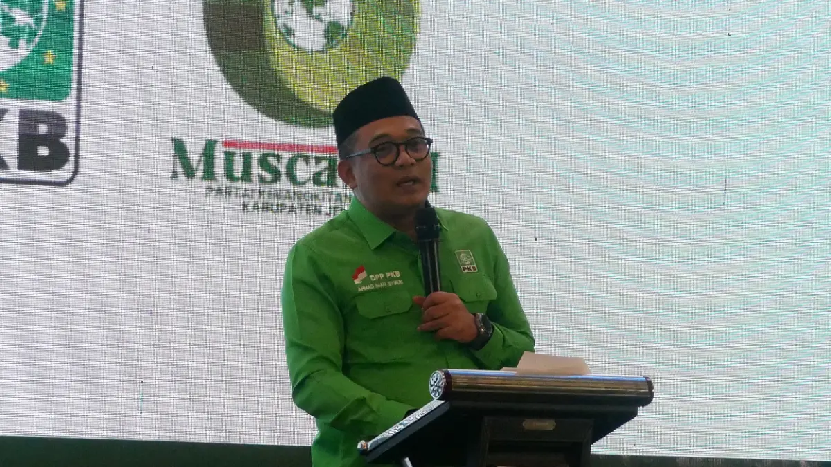 SIAPKAN MESIN PARTAI: Ketua DPP PKB Bidang Komunikasi dan Teknologi Informasi, Ahmad Iman Syukri memberikan arahan kepada kader PKB ketika Muscab ke-6 di Hotel Fortuna Jember, kemarin. (SIDKIN ALI/RADAR JEMBER)
