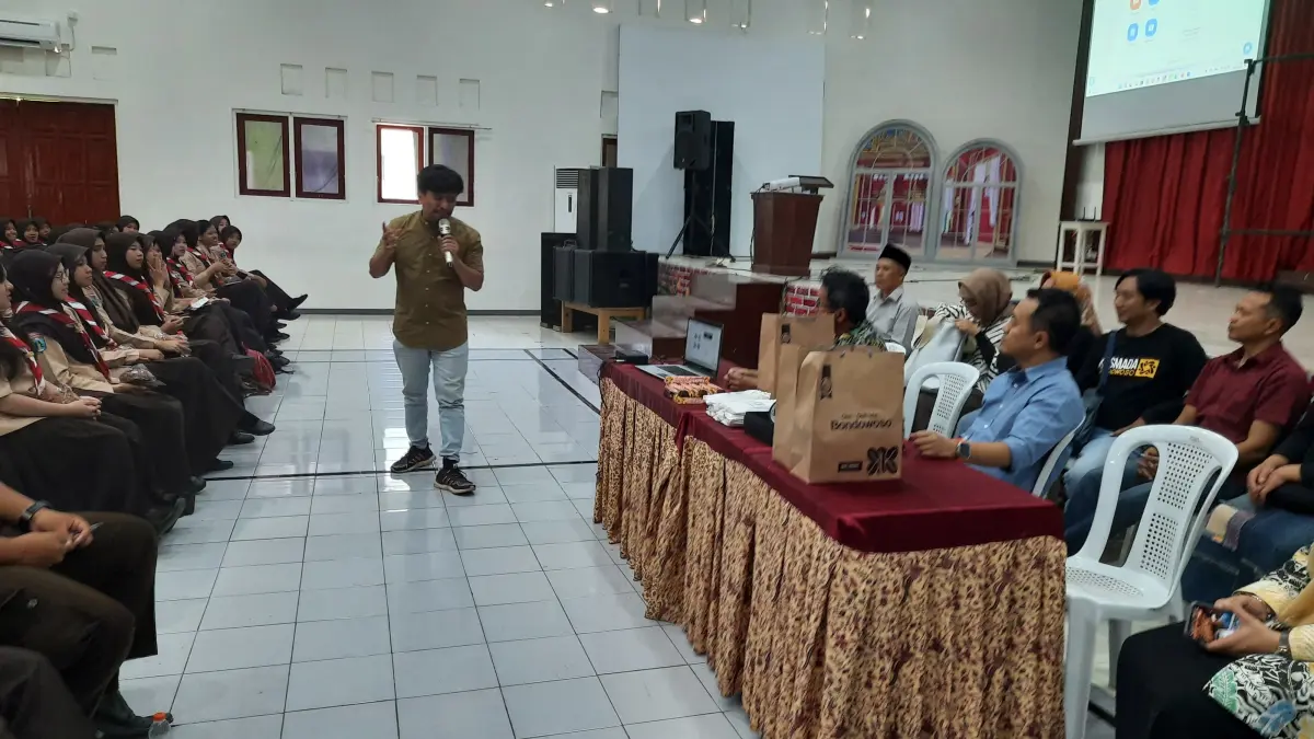 SUKA ROAD SHOW: Imam Santoso ketika memberikan motivasi dan informasi beasiswa tahun 2024 lalu di salah satu SMA Negeri di Kabupaten Bondowoso. Hingga kini pun ia tetap getol mencari siswa berprestasi di sejumlah daerah