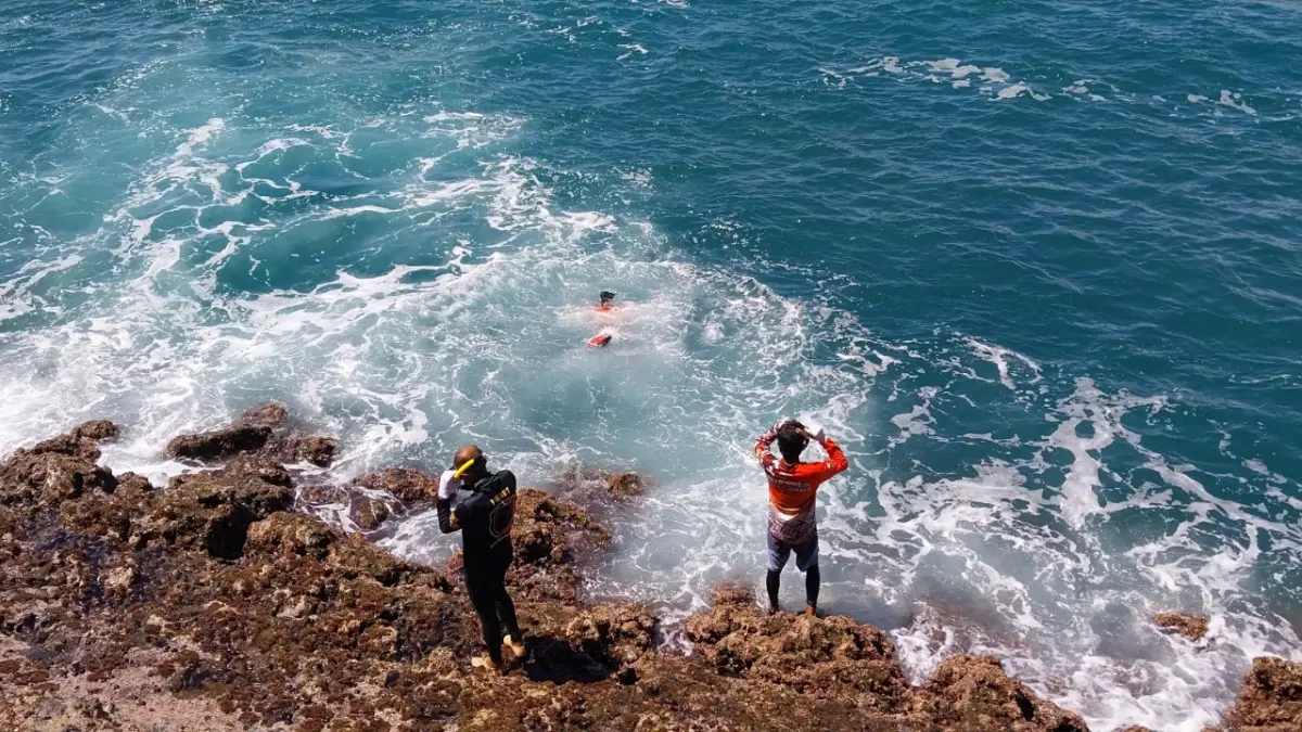 MASIH NIHIL: Penyelam dari SAR Papuma dan penyelam Watu Ulo melakukan pencarian hari ketiga korban M. Sheva Yusuf, kemarin (30/3). Korban yang berasal Cianjur, Jawa Barat itu yang hilang terseret ombak di pantai Papuma pada Sabtu pagi (28/3). (JUMAI/RADAR JEMBER)
