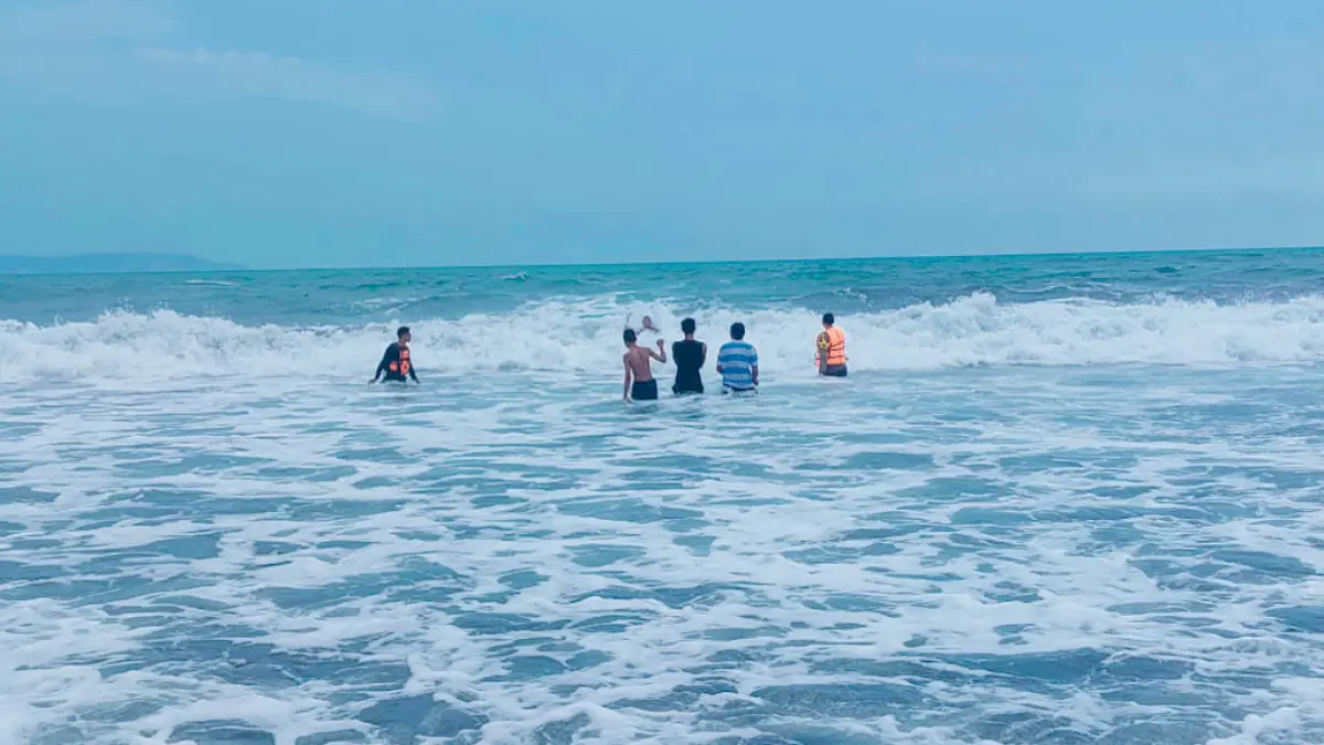 AWASI: Petugas BPBD Lumajang dan Tim SAR lokal saat melakukan pengamanan di pantai Mbah Drajit, kemarin.
 
