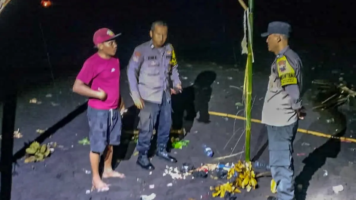 DATANGI: Petugas kepolisian Lumajang saat mendatangi lokasi kejadian beberapa orang yang tersambar petir, kemarin.
