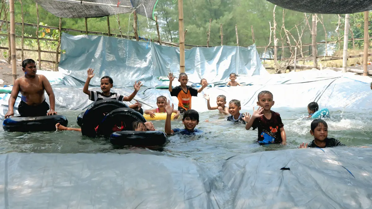 DATANGI: Warga memadati wisata pantai untuk menghabiskan libur lebaran, kemarin.
(ADE APRYANIS/RAME)