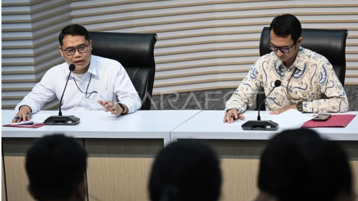 Deputi Penindakan dan Eksekusi KPK Asep Guntur Rahayu (kiri) dan Jubir KPK Budi Prasetyo (kanan) menyampaikan rilis penahanan tersangka kasus dugaan korupsi kuota haji Yaqut Cholil Qoumas (Foto:Antara)