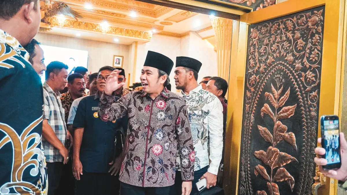 DUKUNG KEMANDIRIAN DESA: Gus Fawait bertemu dengan beberapa kepala desa, di sela-sela giat Sosialisasi Penyaluran Bantuan Pangan, di Pendapa Wahyawibawagraha (26/03). (MAULANA/RADAR JEMBER)
