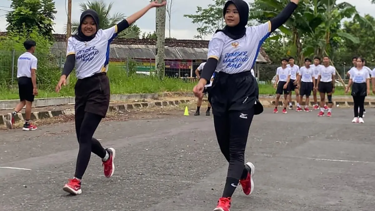 JAGA KEBUGARAN: Atlet drumband Jember berlatih di GOR PKPSO Kaliwates. Tahap awal, sebanyak 32 atlet disiapkan untuk Porprov. (SIDKIN ALI/RADAR JEMBER)