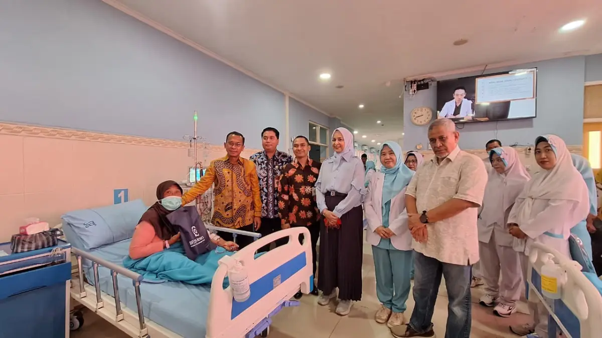 SINERGI: Dirut BPJS Kesehatan Mayjen TNI (Purn) Prihati Pujowaskito ketika bersama jajaran manajemen RSBS termasuk dengan Owner RSBS dr Hj Faida. (RSBS)