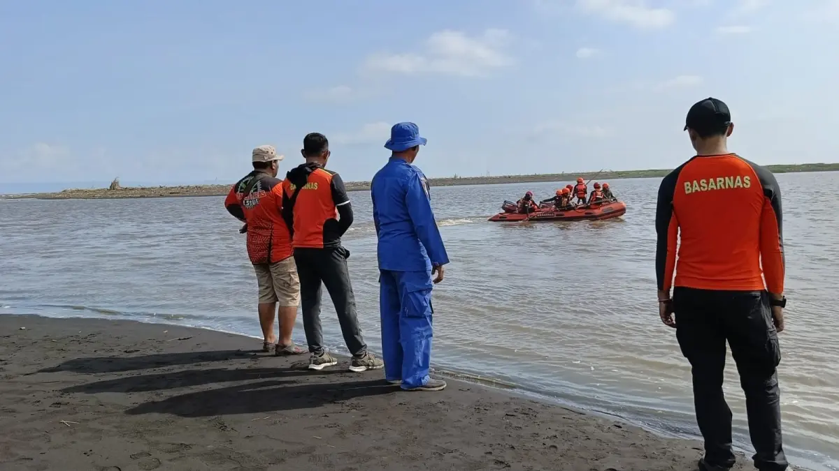 TERUS DISISIR:&nbsp;Petugas gabungan dari Basarnas Jember, Satpolair Polres Jember dan relawan terus melakukan penyisiran disepanjang Pantai Paseban, Kecamatan Kencong. (SATPOLAIR POLRES JEMBER)