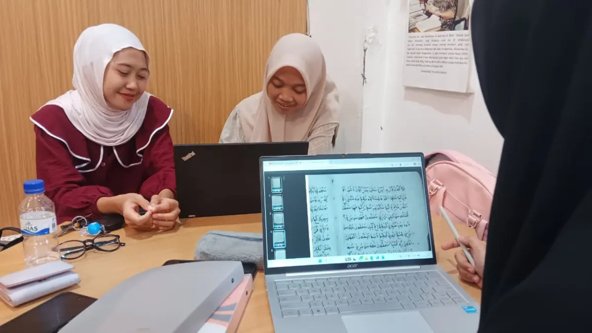 Berdiskusi nyaman, asik untuk nongki di Perpustakaan UIN KHAS Jember (M ADHI SURYA/RADAR JEMBER)