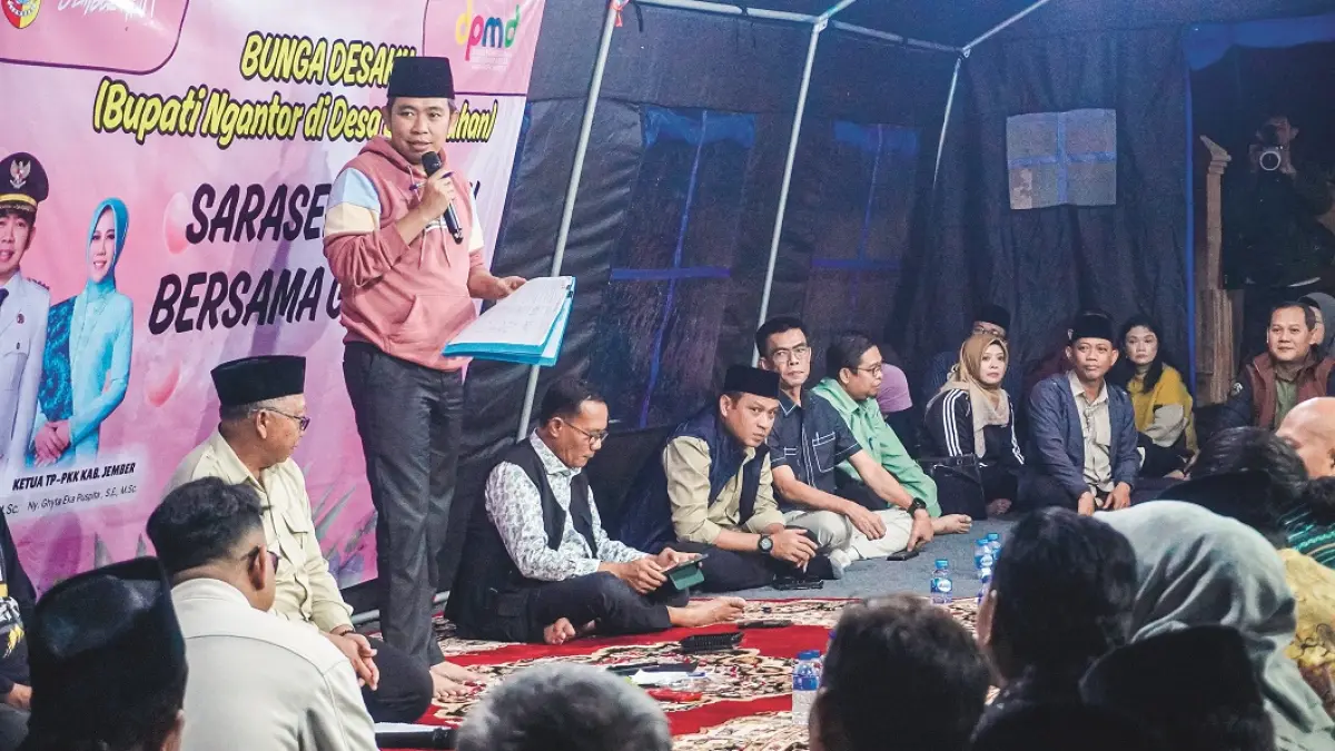 BERI KEPASTIAN: Gus Fawait saat serap aspirasi dari sejumlah kepala desa dan ketua RT-RW, se-Kecamatan Arjasa, saat kesempatan Bunga Desaku di Puncak Rembangan, Arjasa, Jember, September 2025 lalu. (MAULANA/RADAR JEMBER)