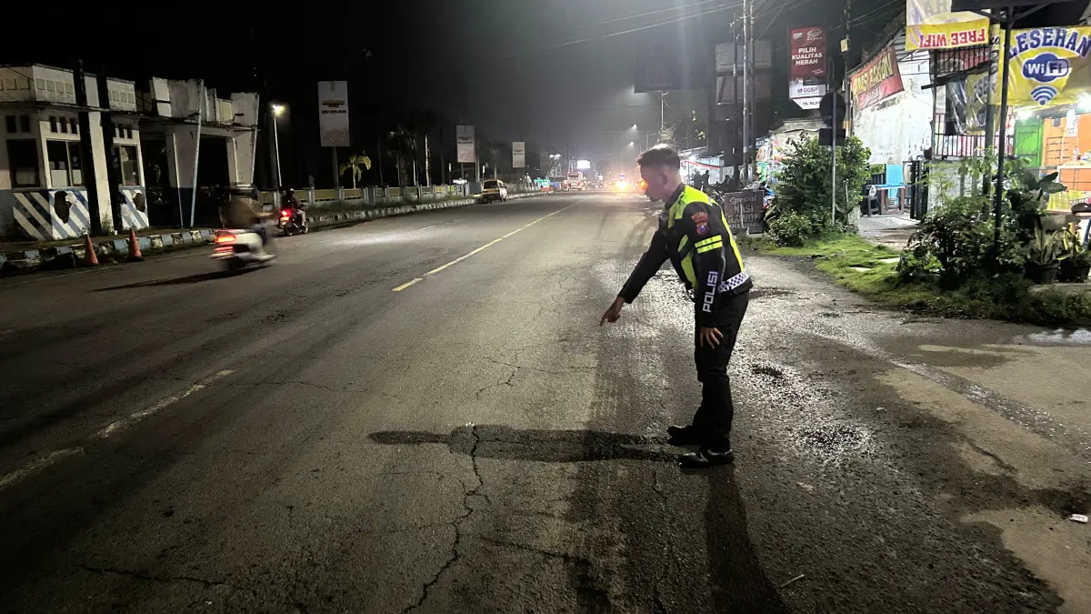 CEK LOKASI LAKA: Anggota Unit Laka Satlantas Polres Jember melakukan olah TKP kecelakaan di Jalan Raya Desa Sukosari, Kecamatan Sukowono, Senin (30/3) pukul 19.00.