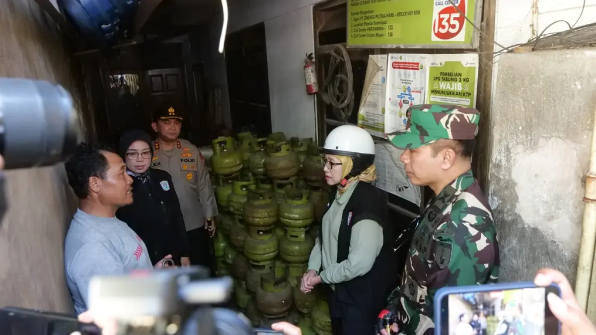 DATANGI: Bupati Lumajang, Indah Amperawati saat mendatangi sejumlah lokasi untuk penyaluran gas LPG di Lumajang.