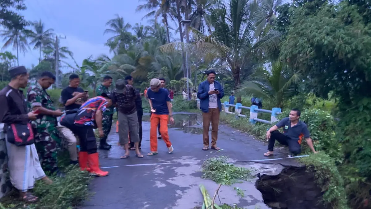 DIAMATI: Tim BPBD Bondowoso saat mendatangi salah satu jembatan yang rusak kemarin.