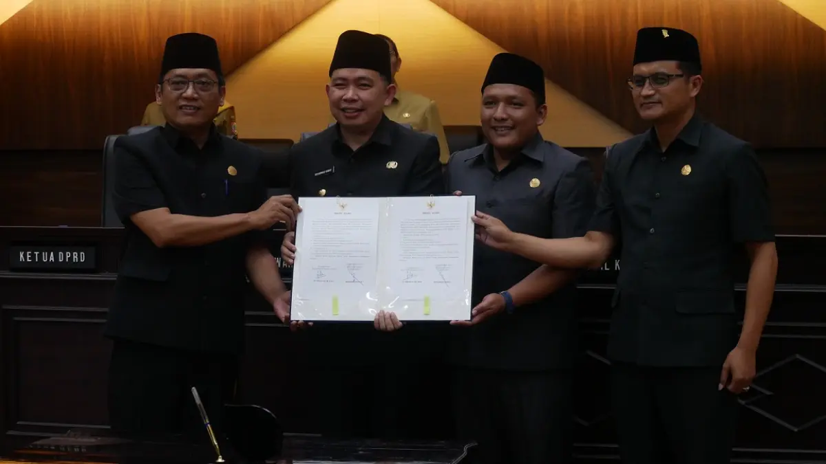 DISERAHKAN: Bupati Jember Muhammad Fawait (dua dari kiri) bersama Ketua DPRD Jember Ahmad Halim (kiri) dan pimpinan DPRD Jember berfoto bersama setelah menandatangani nota pengantar LKPJ Pemkab Jember 2025, kemarin (31/3). (SIDKIN ALI/RADAR JEMBER)