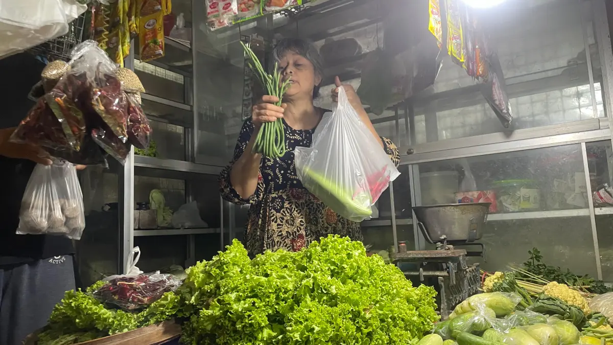 LAYANI: Sejumlah lapak pedagang di pasar Lumajang mulai membuka dagangannya untuk penuhi kebutuhan konsumen, kemarin.