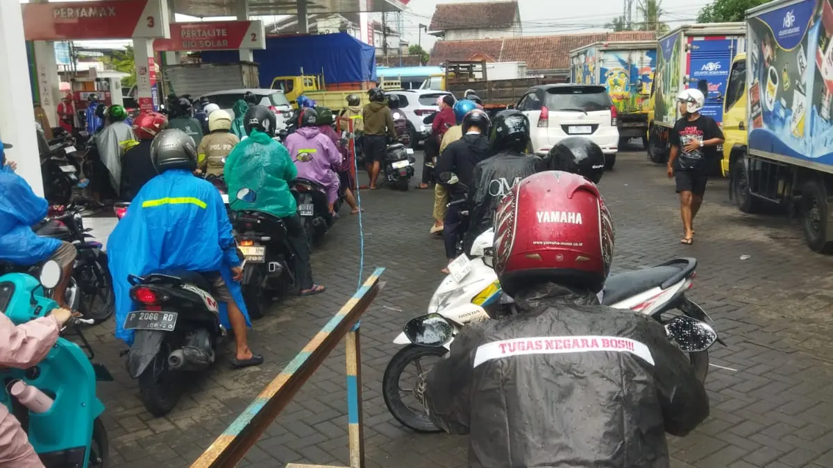 MENGULAR: Puluhan roda dua dan antrean roda empat mengular di SPBU Tegal Besar kemarin sore. (JOKO PURWO)