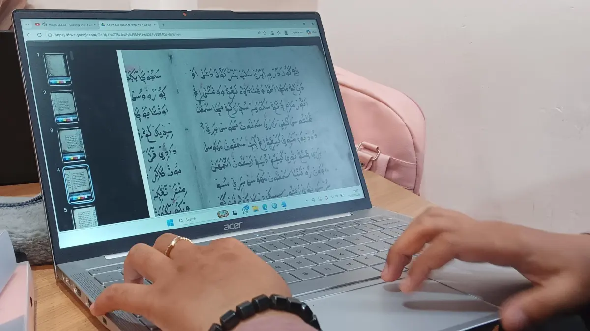 Mudah akses manuskrip kuno secara digital di UIN KHAS Jember (M ADHI SURYA/RADAR JEMBER)
