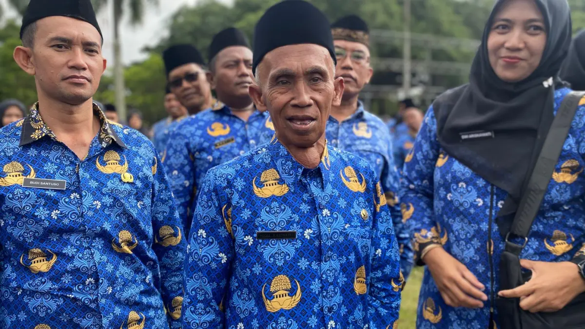 Rahwito, : Rahwito (tengah) pegawai di Bodowoso yang baru mendapat SK PPPK pasca-puluhan tahun mengabdi, Desember 2025 lalu. (Ilham Wahyudi/Radar Ijen)