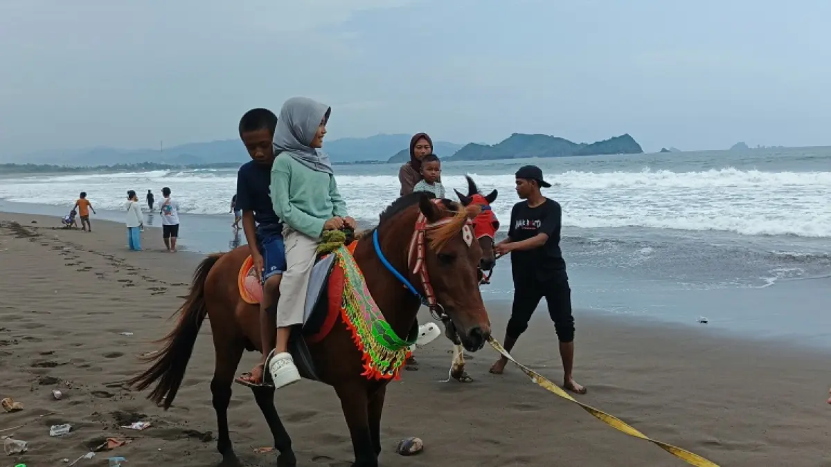 TAK LEKANG OLEH WAKTU: Menikmati senja di atas punggung kuda, sembari menanti hidangan laut tersaji, adalah cara sederhana namun mendalam untuk merayakan kemenangan di hari yang fitri bersama orang-orang tersayang. (MAULANA/RADAR JEMBER)