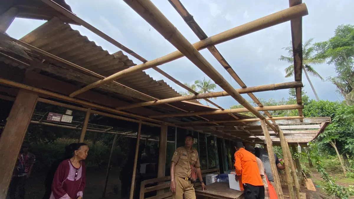 TINJAU LANGSUNG: Petugas saat mengecek kondisi rumah warga terdampak angin kencang, kemarin (30/3)