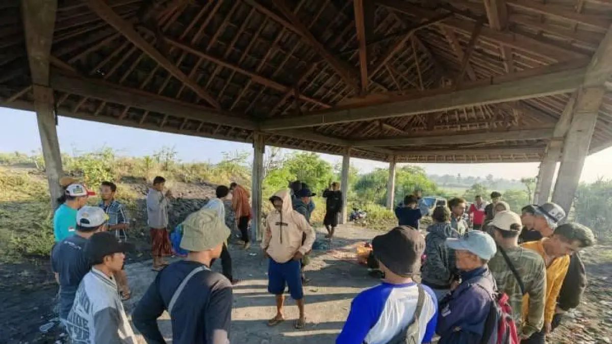 BERHARAP: Keluarga korban yang hilang terseret arus di Muara Pancer mengunjungi lokasi berharap korban bisa ditemukan.
