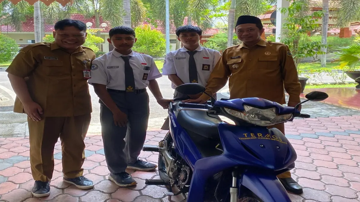 Bupati Bondowoso (paling kanan) ketika menerima kedatangan siswa SMKN 3 Bondowoso di Pendopo Bupati