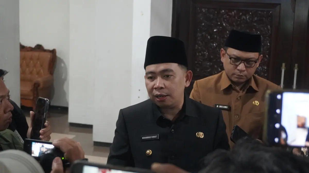Bupati Jember Muhammad Fawait, didampingi Pj. Sekda Akhmad Helmi Lukman, saat ditemui di sela-sela rapat paripurna LKPJ Bupati Tahun 2025, di Gedung DPRD Jember, Selasa (31/3/2026). (Maulana/Radar Jember)