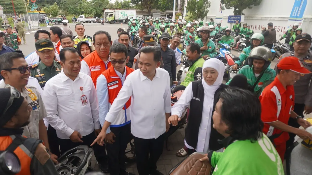 CEGAH KEPANIKAN: Gus Fawait menemani Gubernur Khofifah, saat meninjau pembelian BBM di salah satu SPBU di kawasan kota, saat Jember dilanda ancaman krisis BBM, medio akhir Juli 2025 lalu. (MAULANA/RADAR JEMBER)