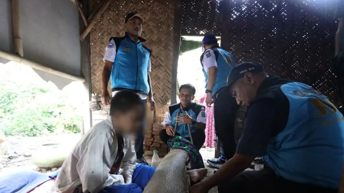 DIBEBASKAN: Petugas JSC Dinsos Jatim membuka gembok yang memasuk kaki Abril, kemarin (1/3). (SIDKIN ALI/RADAR JEMBER)