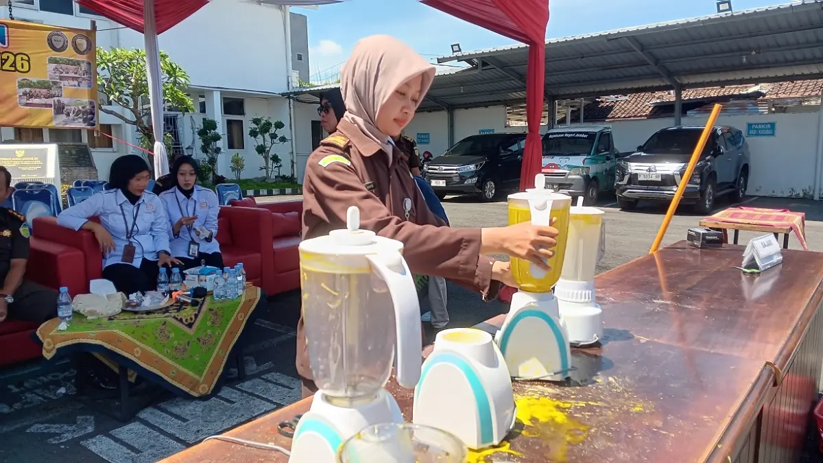 HANCURKAN: Barang bukti narkotika dimusnahkan dengan cara diblender. Pemusnahan tersebut langsung dipimpin oleh Plt. Kajari Jember, Muhammad Irwan Datuiding, kemarin (1/4). (M ADHI SURYA/RADAR JEMBER)