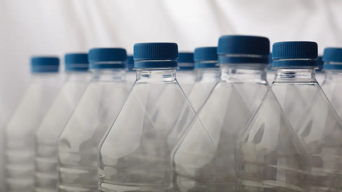 Ilustrasi kemasan botol plastik. Harga bahan baku plastik melonjak dampak ketegangan geopolitik di Timur Tengah. (freepik)
