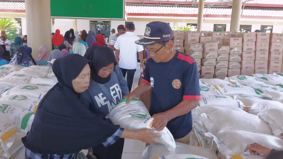 KEMBALI DISALURKAN: Penyaluran bantuan pangan berupa beras dan minyak di Balai Desa Sidomekar, Semboro, pada medio akhir Desember 2025 lalu. Pekan ini, bantuan serupa kembali dikucurkan untuk periode Februari Maret. (MAULANA/RADAR JEMBER)