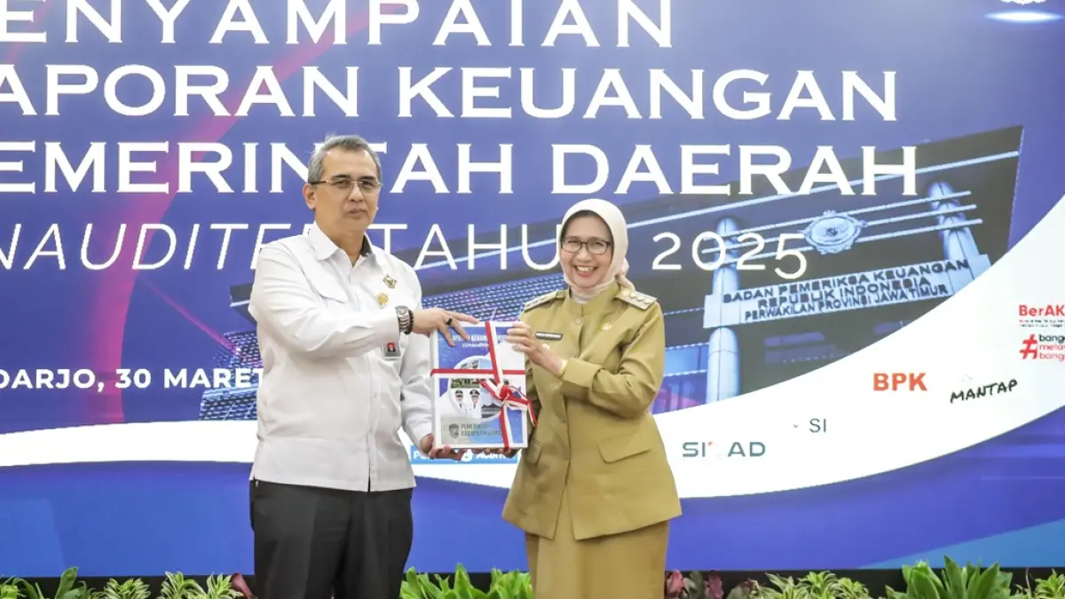 SERAHKAN: Bupati Lumajang, Indah Amperawati saat menyerahkan Laporan Keuangan Pemerintah Daerah (LKPD) Unaudited Tahun Anggaran 2025 kepada Badan Pemeriksa Keuangan (BPK), kemarin.
