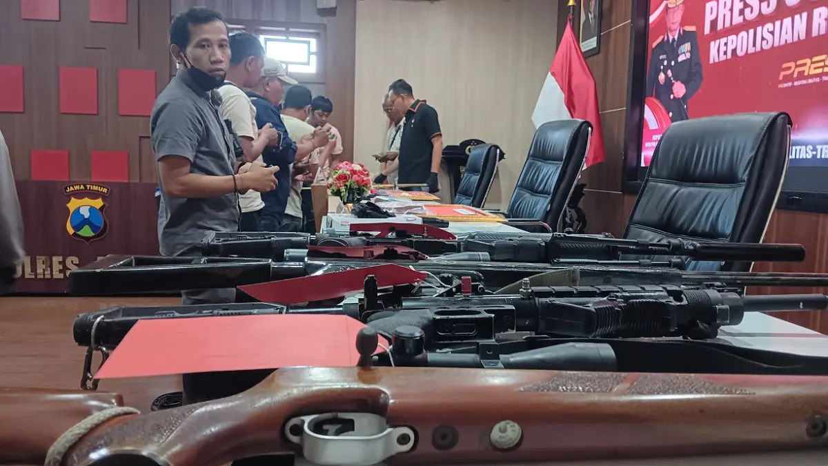 SIGAP: Senjata api rakitan serta senapan angin laras panjang amunisi diamankan Polres Jember saat penggerebekan markas sabu di Kecamatan Sumberbaru. (M. ADHI SURYA/RADAR JEMBER)