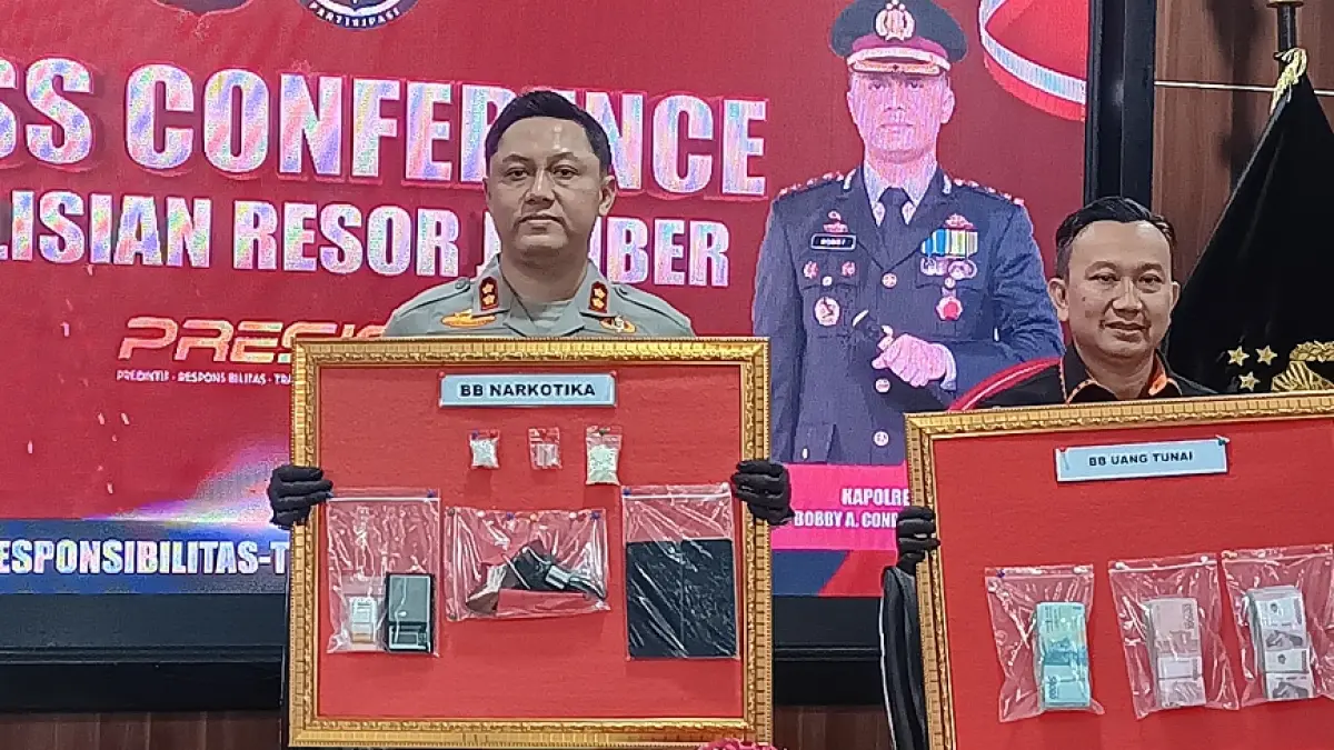 TANGKAP: Kapolres Jember AKBP Bobby Adimas Candra Putra bersama Kasat Narkoba dan Kasi Humas Polres Jember menunjukan barang bukti. (M ADHI SURYA/RADAR JEMBER)