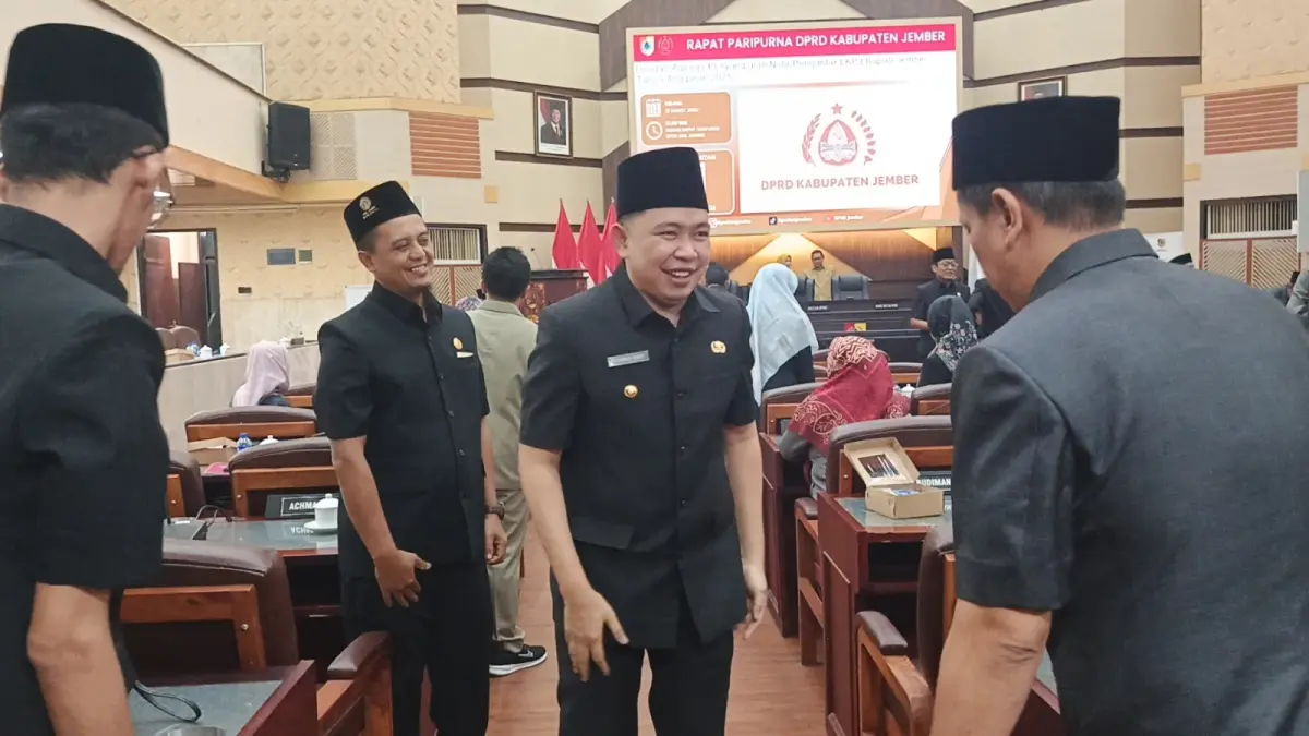 TERUS BANGUN SINERGI: Gus Fawait seusai menyampaikan nota penjelasan LKPJ Bupati Tahun 2025, saat Rapat Paripurna di Gedung DPRD Jember, Selasa (31/3). (MAULANA/RADAR JEMBER)