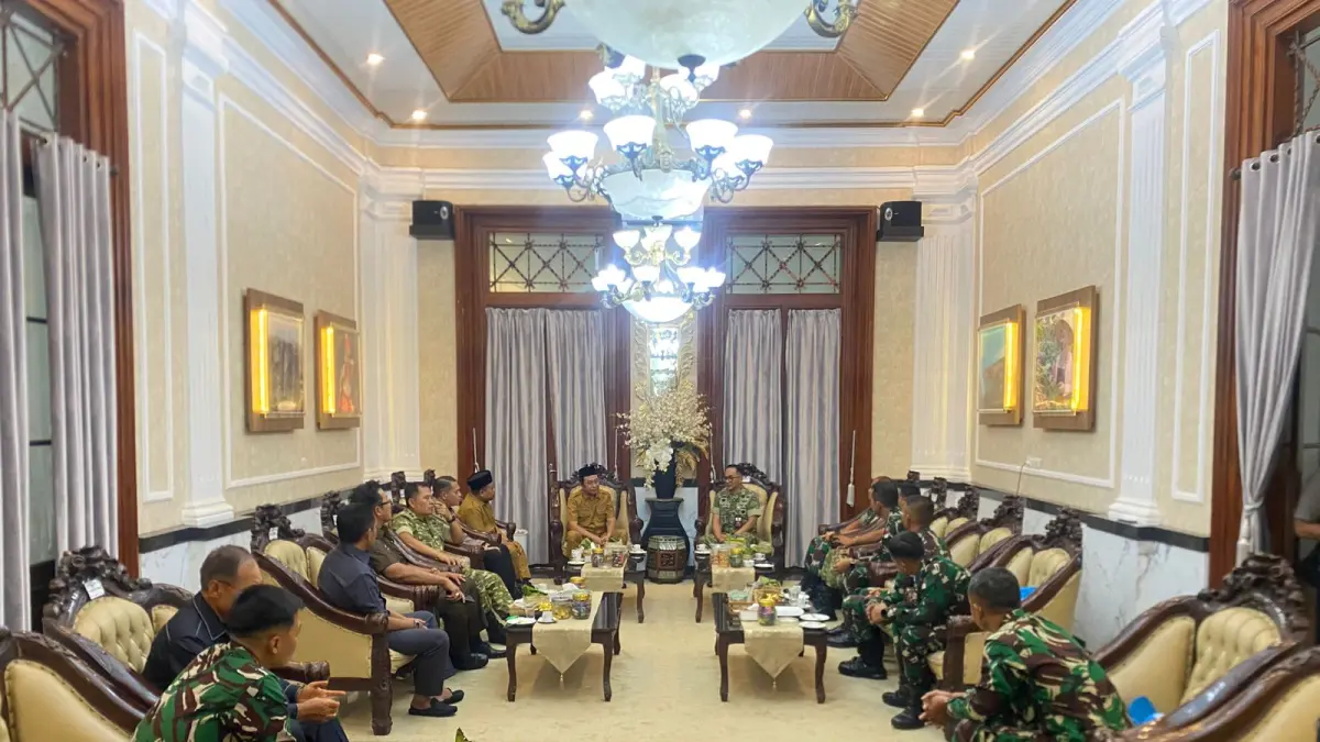 BERSIAP: Sejumlah anggota TNI di Bondowoso ketika beraudiensi bersama Bupati Abdul Hamid Wahid kemarin. (ILHAM/RJ)